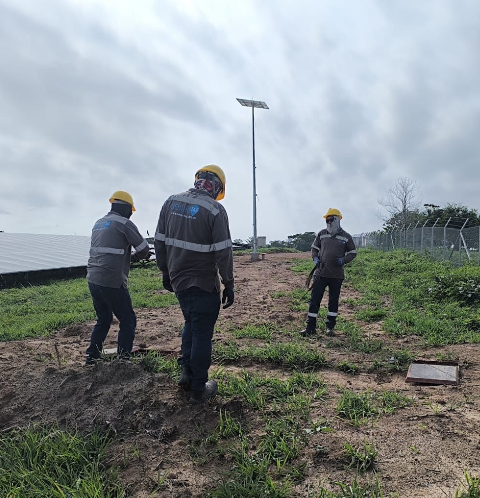 Equipo técnico SECURITAG en instalación de seguridad