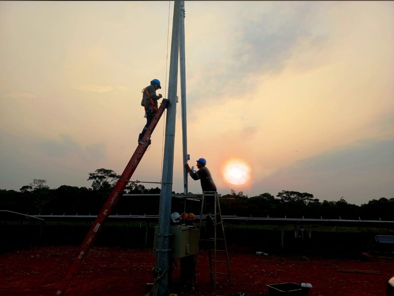 Instalación de poste solar SECURITAG en campo