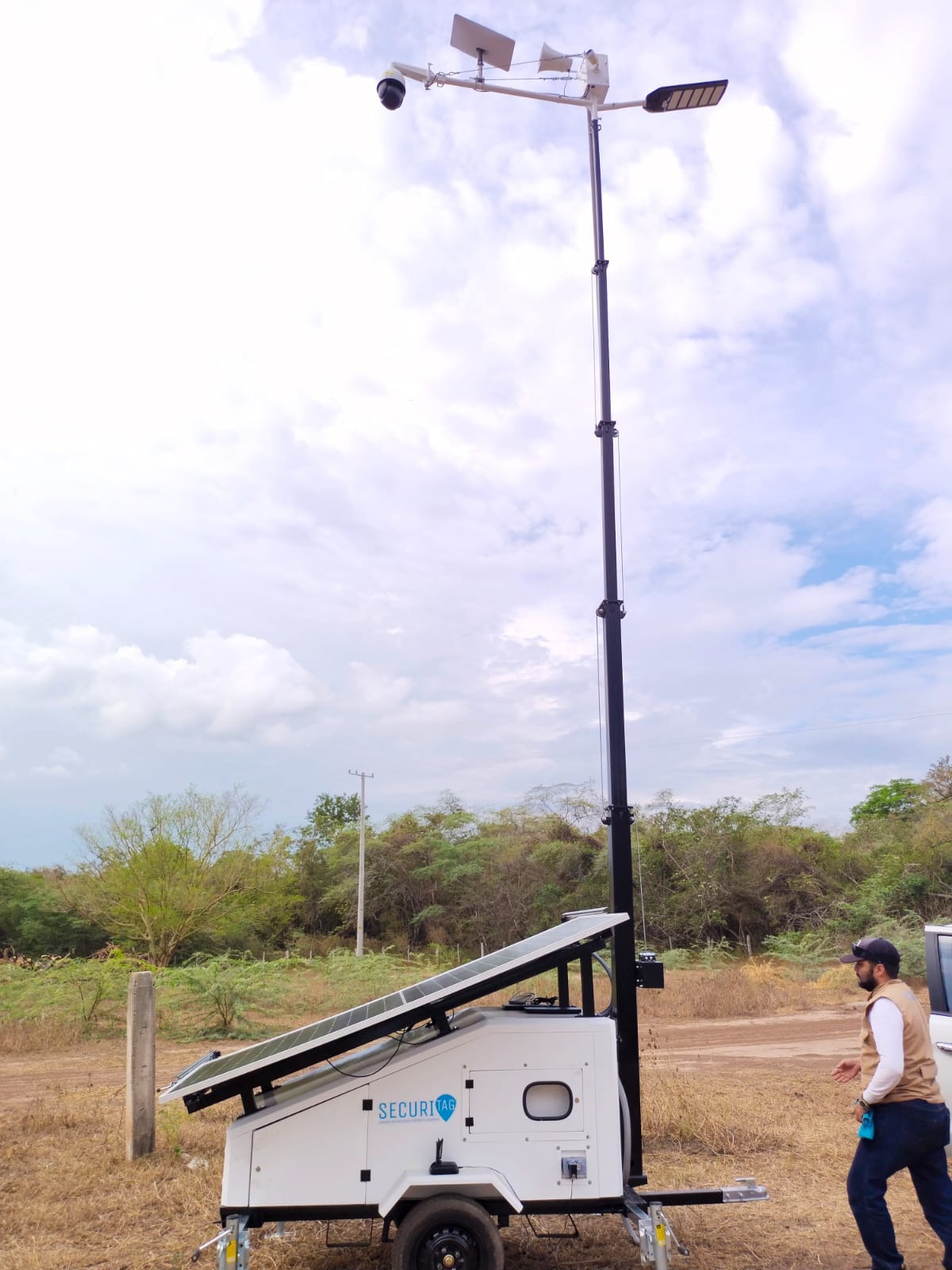 Poste solar con cámaras para seguridad perimetral