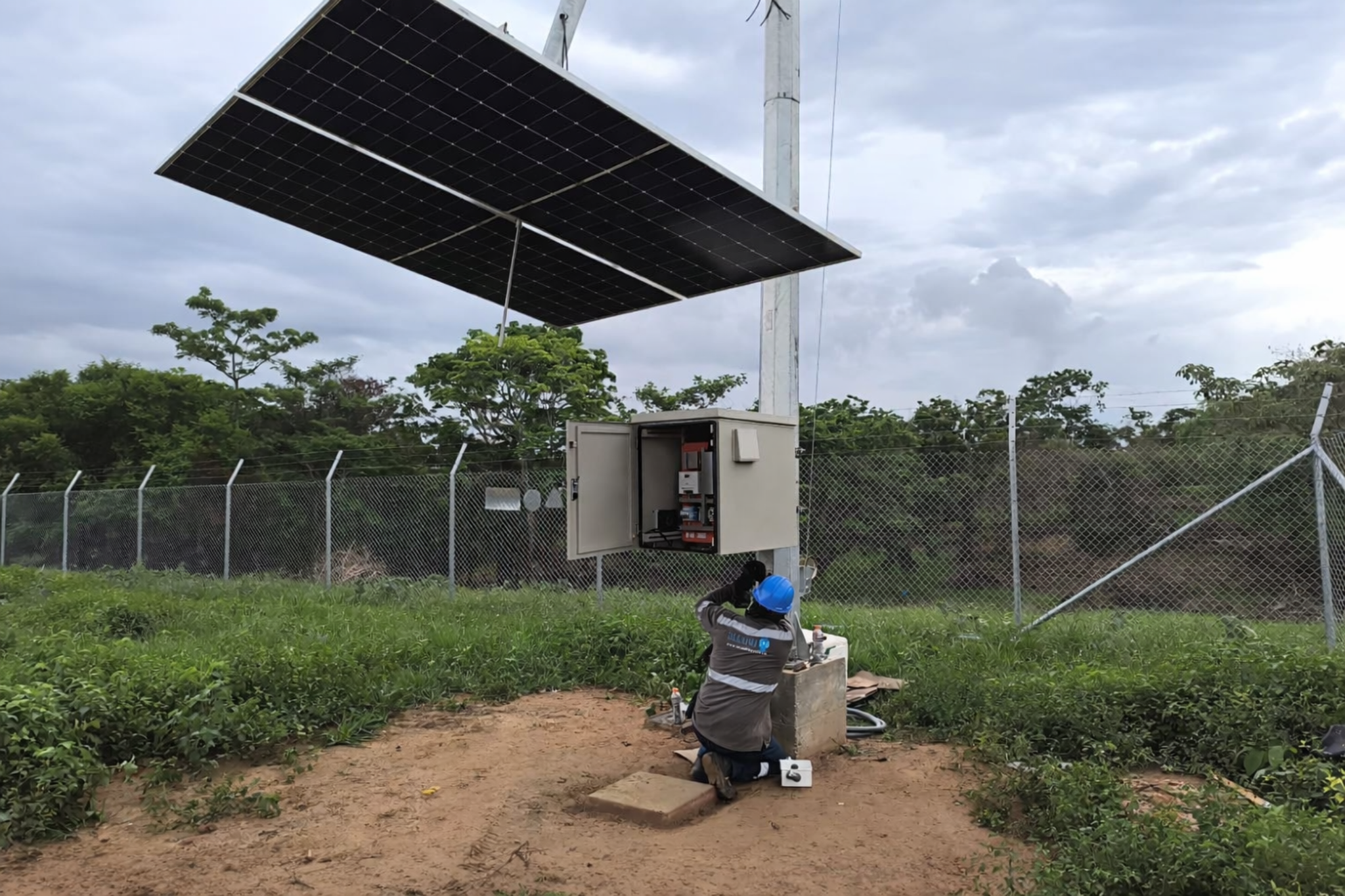 Gabinete solar SECURITAG con sistema de campo