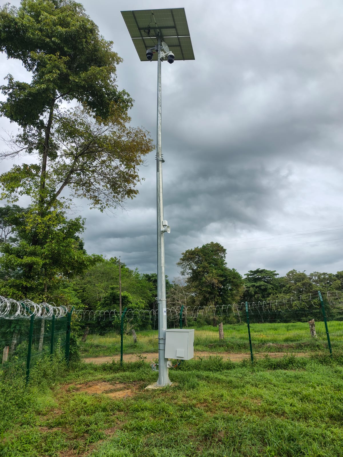 Poste solar SECURITAG para perímetro